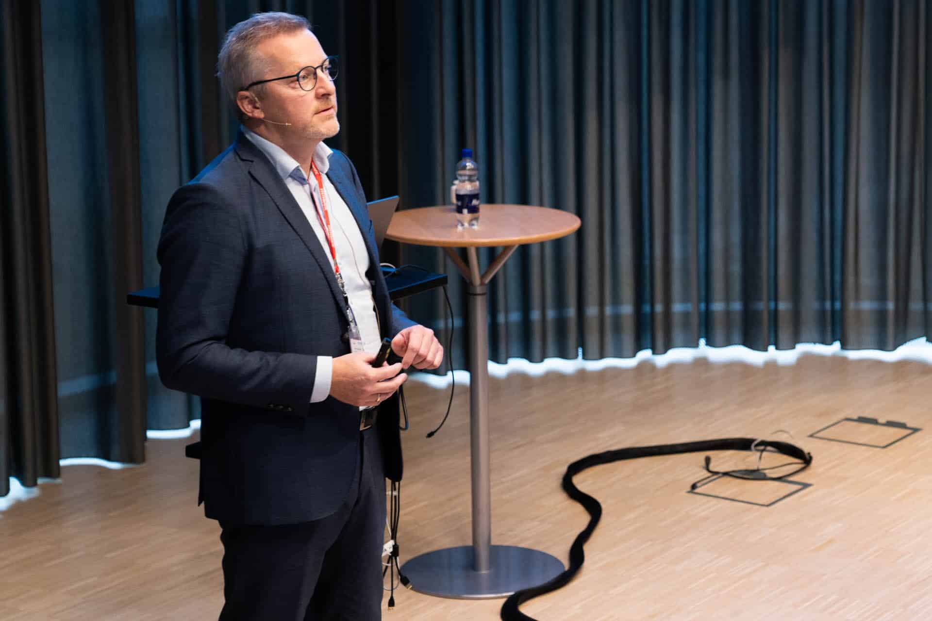 Torsten Schlägelberger diskuterer virksomhedsledelse i Ukraine under krigen ved IT og Forsvar Event.