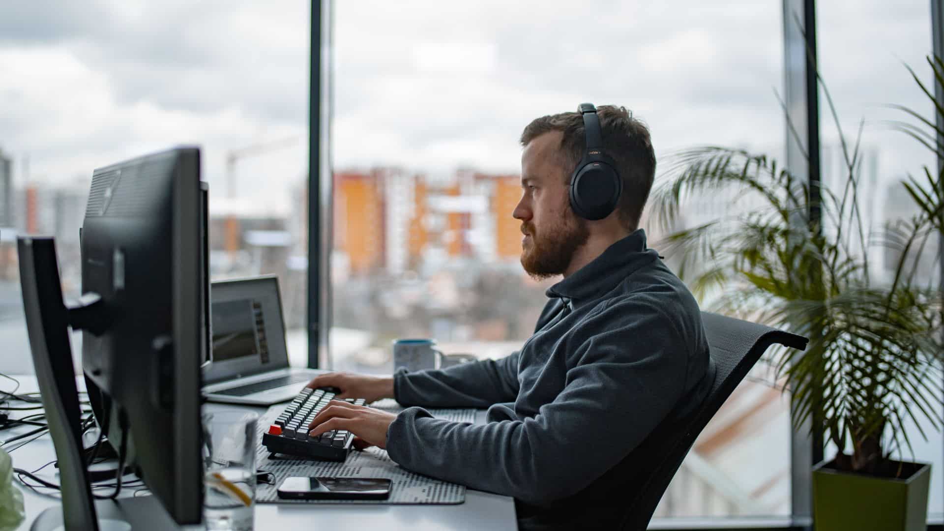 Udvikler arbejder koncentreret med headset fra Conscensias tech hub for kunde